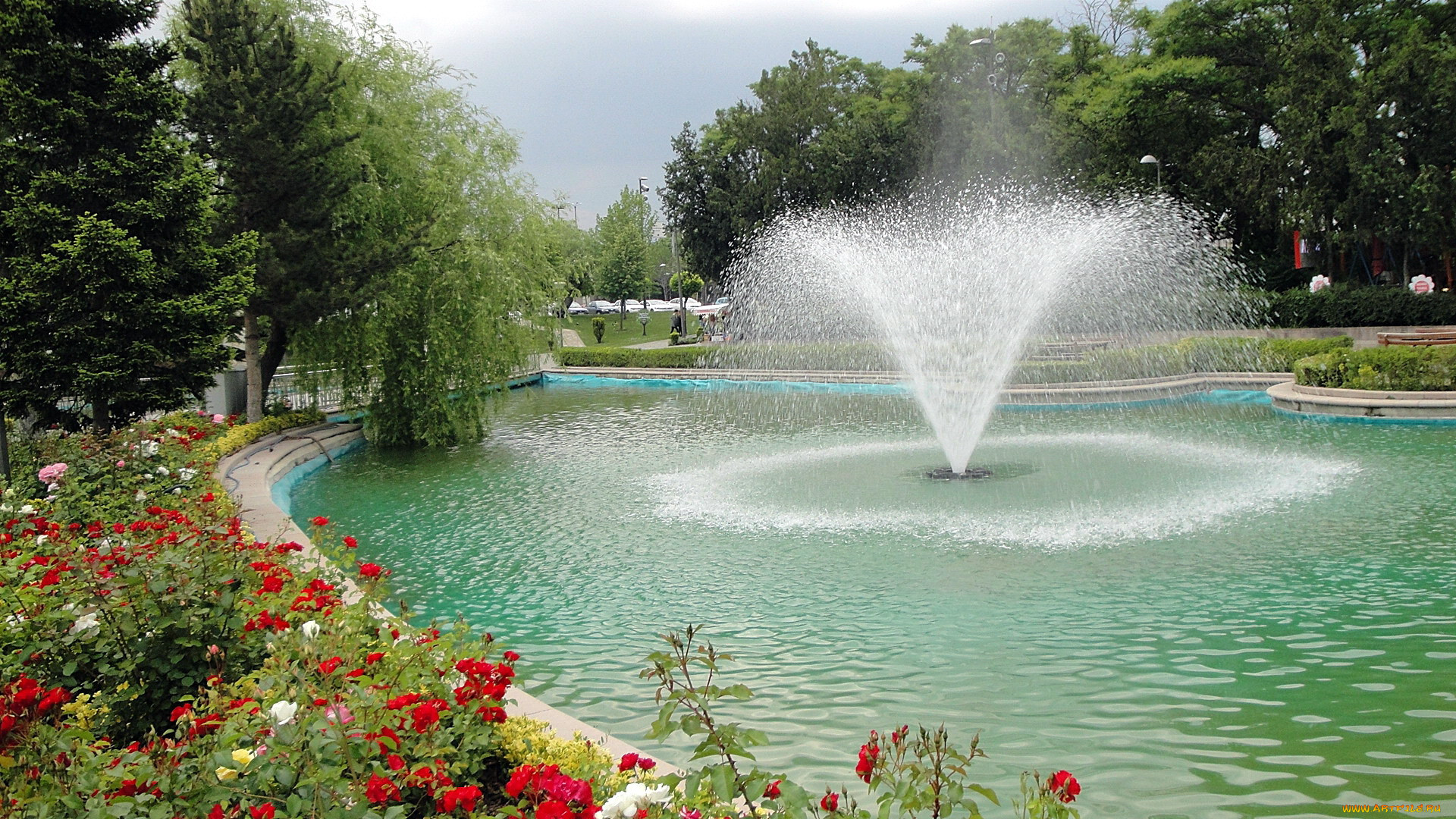 Красивый фонтан летом в парке